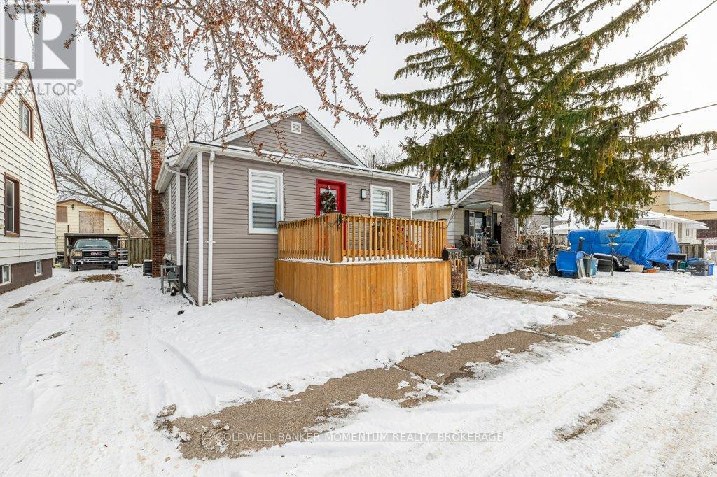 4134 Martin Avenue, Niagara Falls (Downtown), Ontario  L2E 3K9 - Photo 3 - X12638056