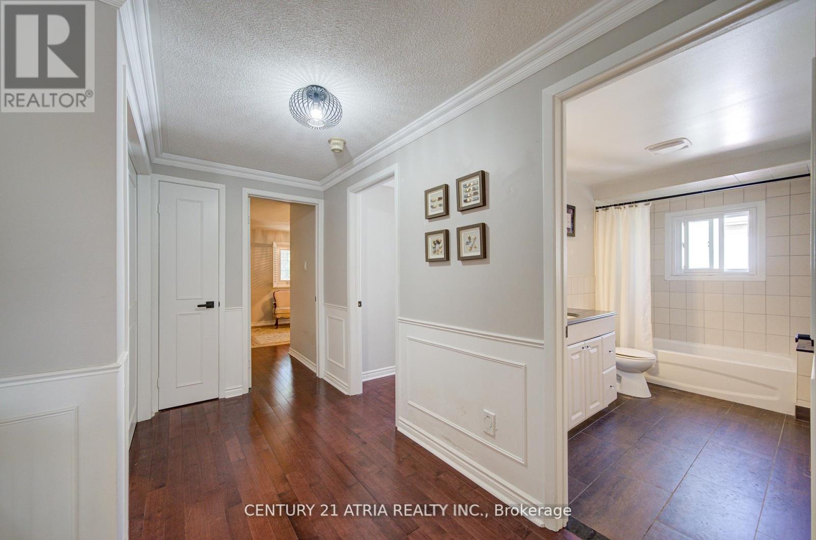 18 Park Lane Circle, Richmond Hill, Ontario  L4C 6S8 - Photo 4 - N12638054