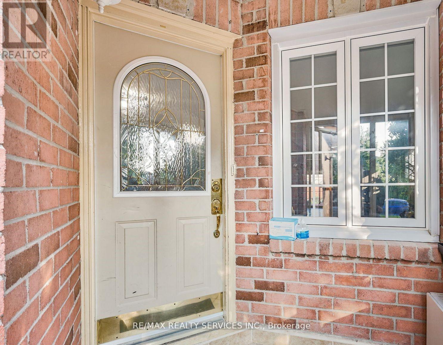 57 Atkins Circle, Brampton, Ontario  L6X 4B9 - Photo 3 - W12638110