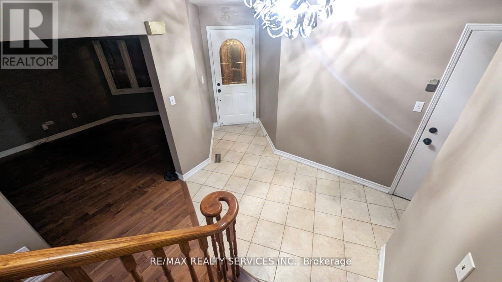 57 Atkins Circle, Brampton, Ontario  L6X 4B9 - Photo 4 - W12638110