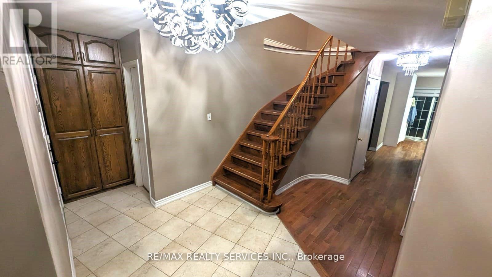 57 Atkins Circle, Brampton, Ontario  L6X 4B9 - Photo 5 - W12638110