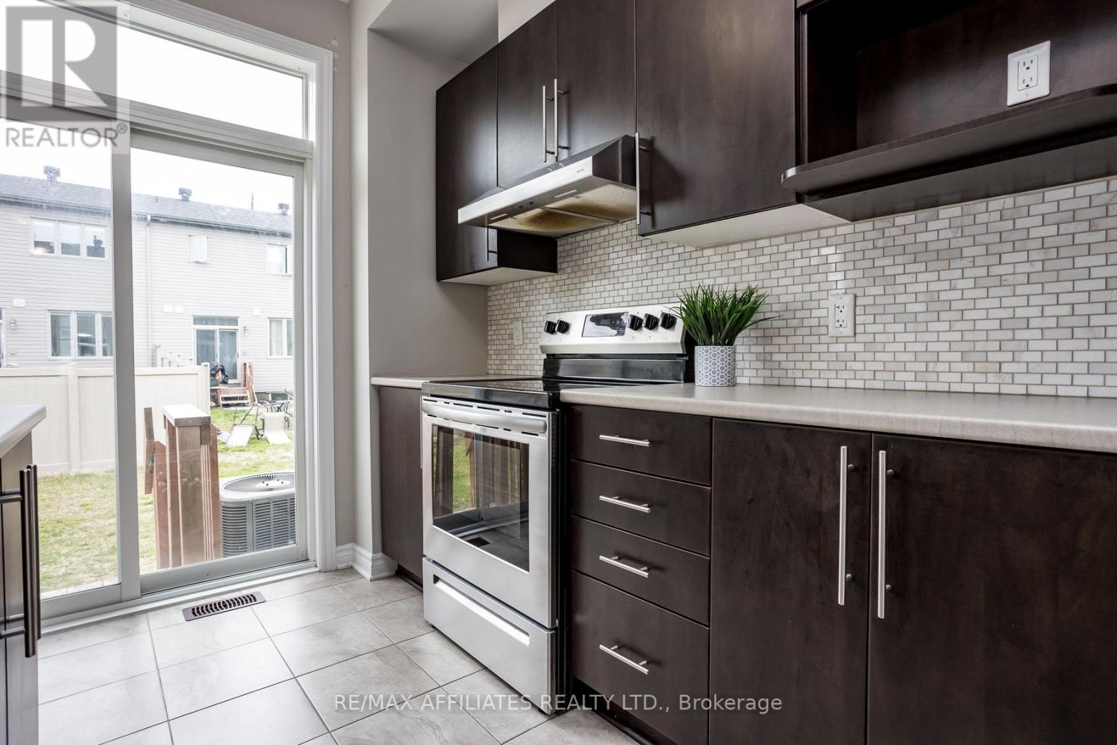 196 Bandelier Way, Ottawa, Ontario  K2S 0C2 - Photo 10 - X12636364