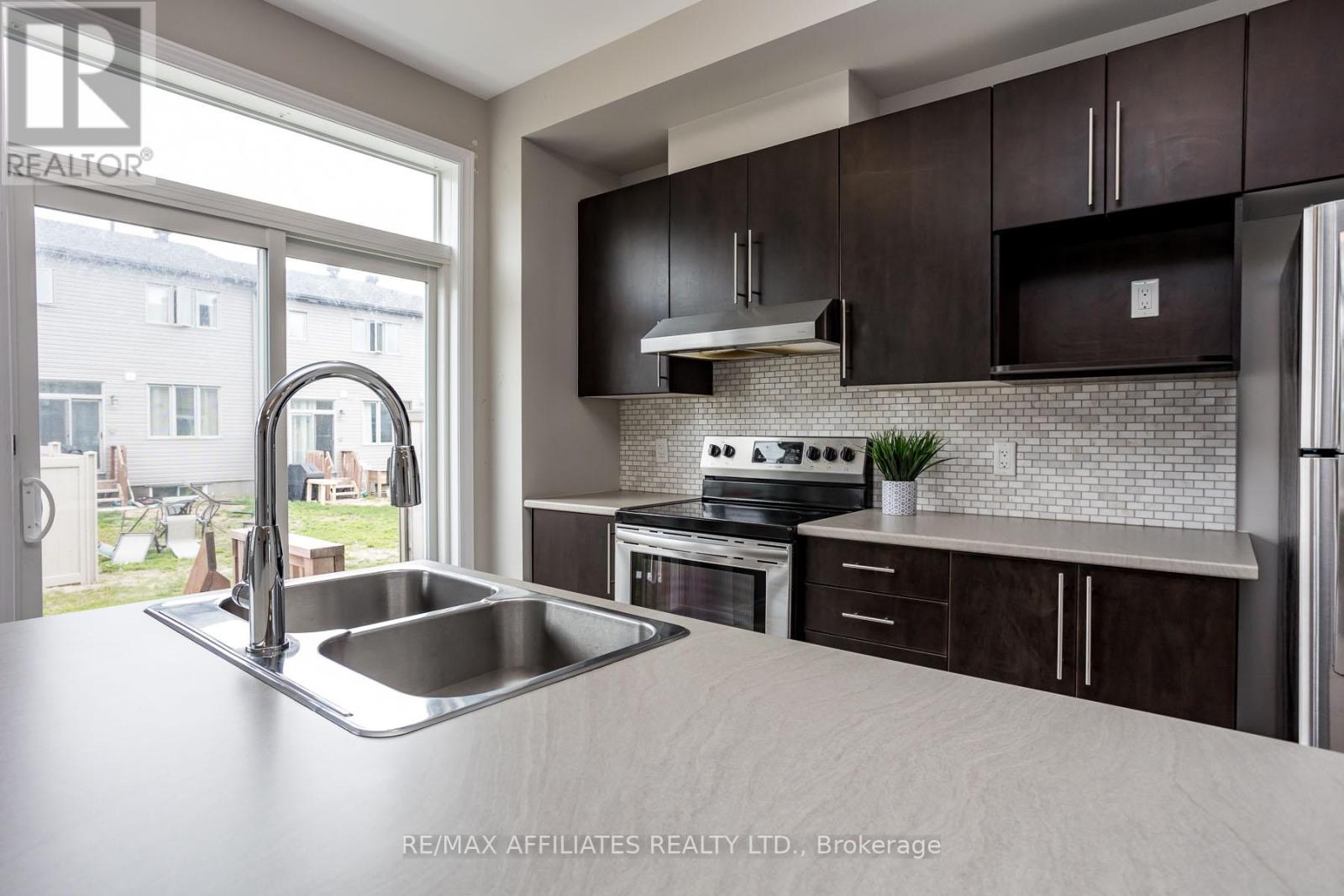 196 Bandelier Way, Ottawa, Ontario  K2S 0C2 - Photo 9 - X12636364