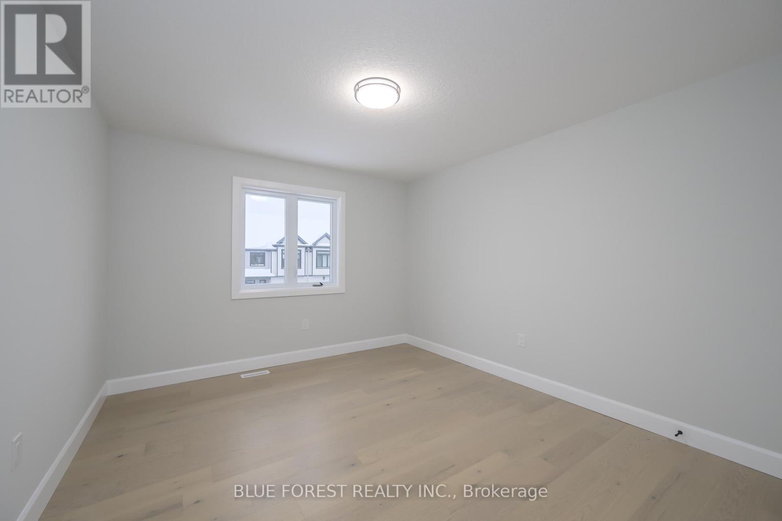 619 Lions Park Drive, Strathroy-Caradoc, Ontario  N0L 1W0 - Photo 24 - X12538656