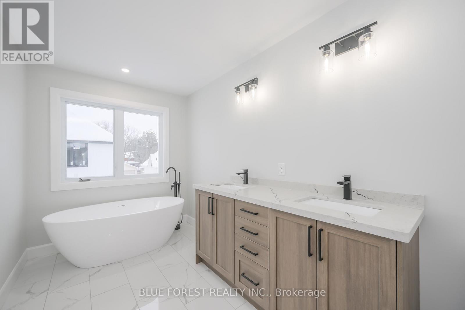 619 Lions Park Drive, Strathroy-Caradoc, Ontario  N0L 1W0 - Photo 19 - X12538656