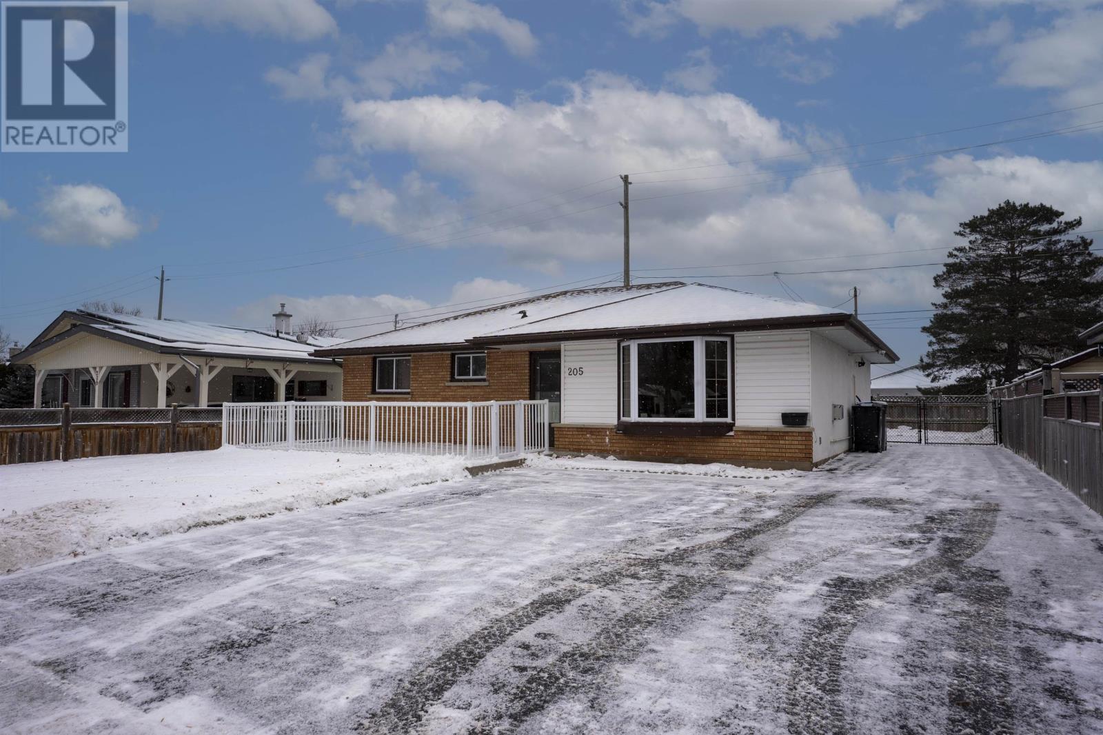 205 WINDEMERE AVE N, THUNDER BAY, Ontario