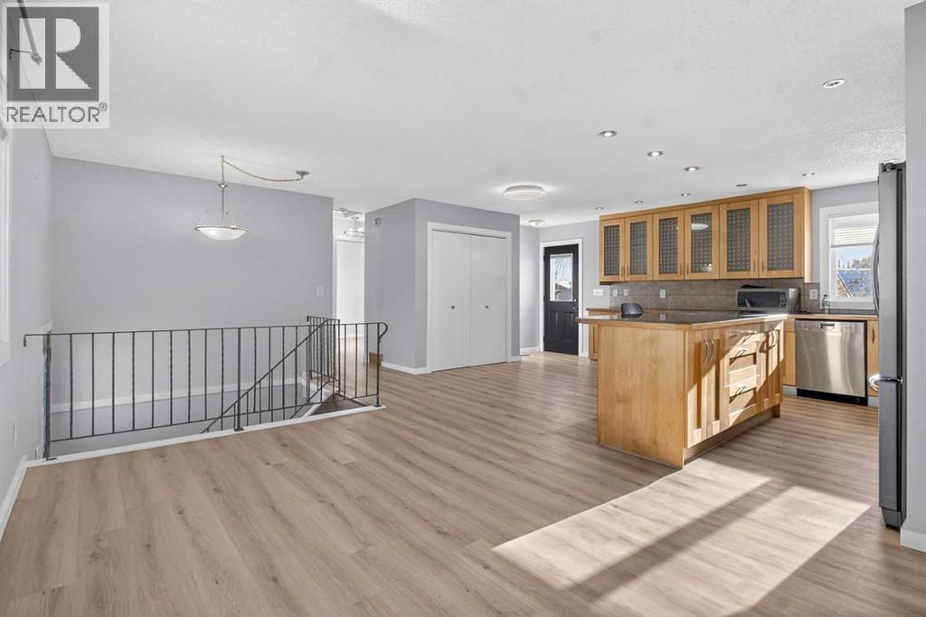 159 Pinecliff Way Ne, Calgary, Alberta  T1Y 3X2 - Photo 4 - A2273366