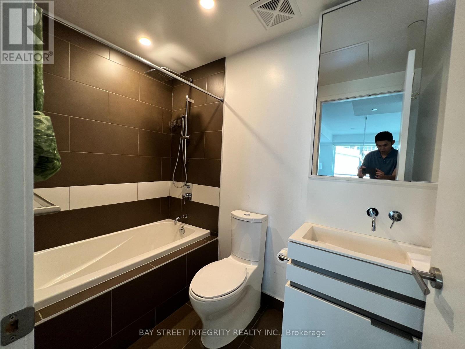 2406 - 197 Yonge Street, Toronto, Ontario  M5B 1M4 - Photo 16 - C12638272