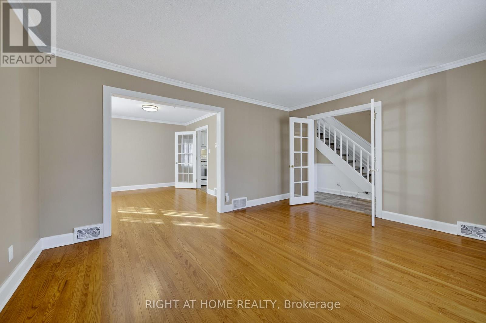 44 Newton Street, Barrie (Wellington), Ontario  L4M 3N5 - Photo 5 - S12638378