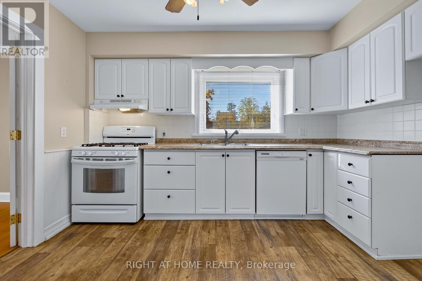 44 Newton Street, Barrie (Wellington), Ontario  L4M 3N5 - Photo 8 - S12638378