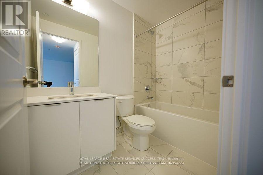 1603 - 204 Burnhamthorpe Road E, Mississauga, Ontario  L5A 0B3 - Photo 8 - W12638214