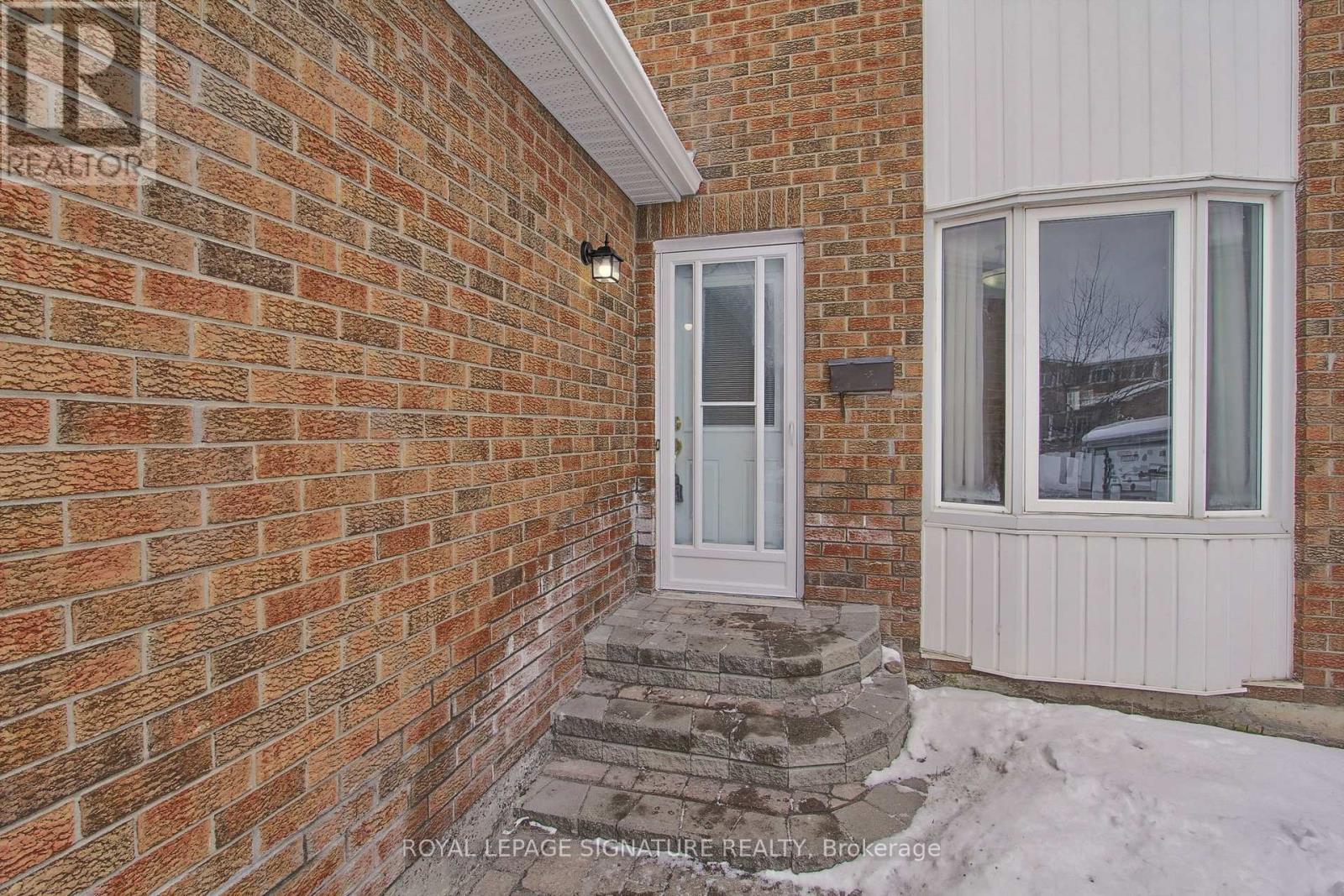 6 Driftwood Crescent, Brampton, Ontario  L6Z 2C4 - Photo 5 - W12638256