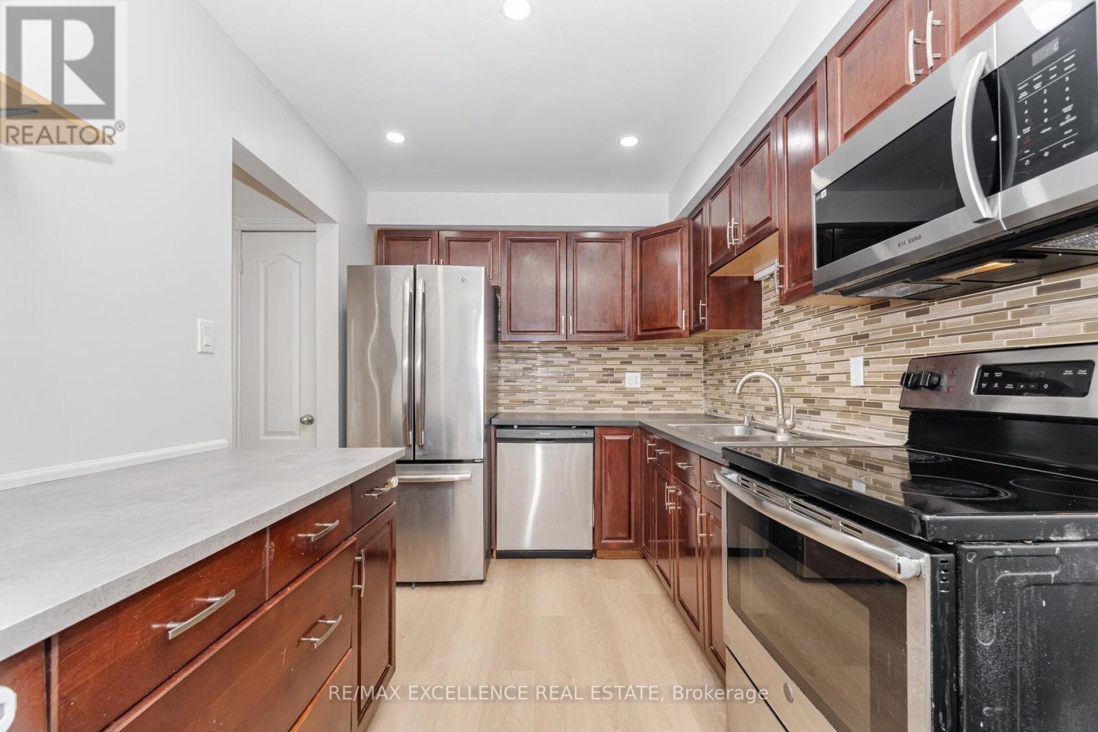 16 Lincoln Court, Brampton, Ontario  L6T 3Z2 - Photo 11 - W12638258