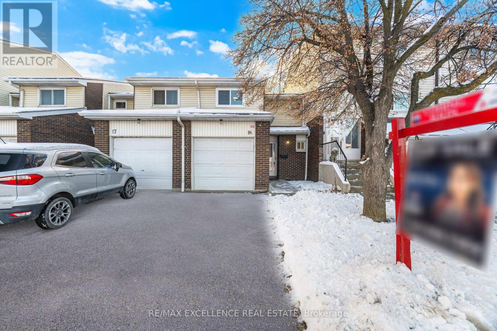 16 Lincoln Court, Brampton, Ontario  L6T 3Z2 - Photo 2 - W12638258