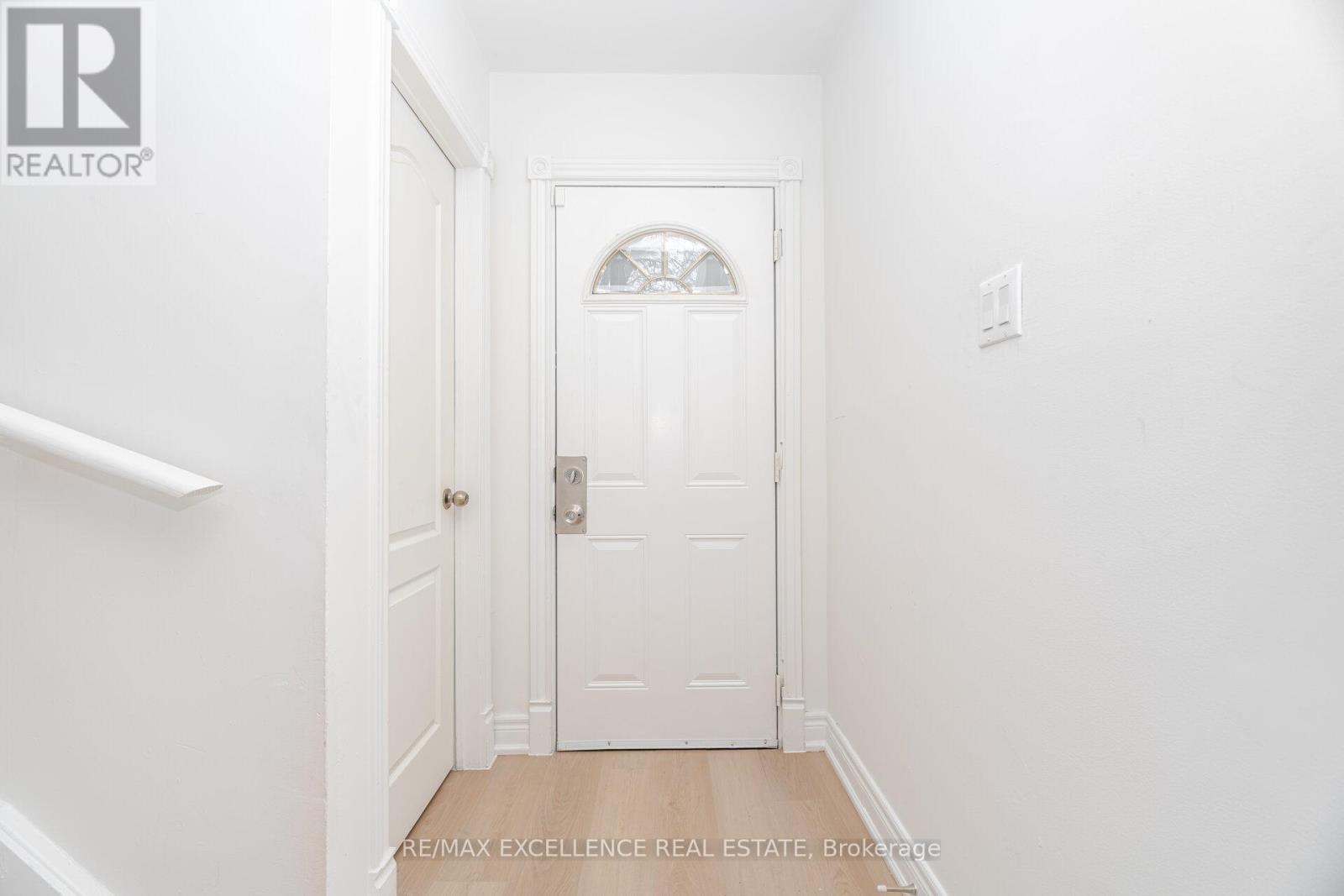 16 Lincoln Court, Brampton, Ontario  L6T 3Z2 - Photo 3 - W12638258