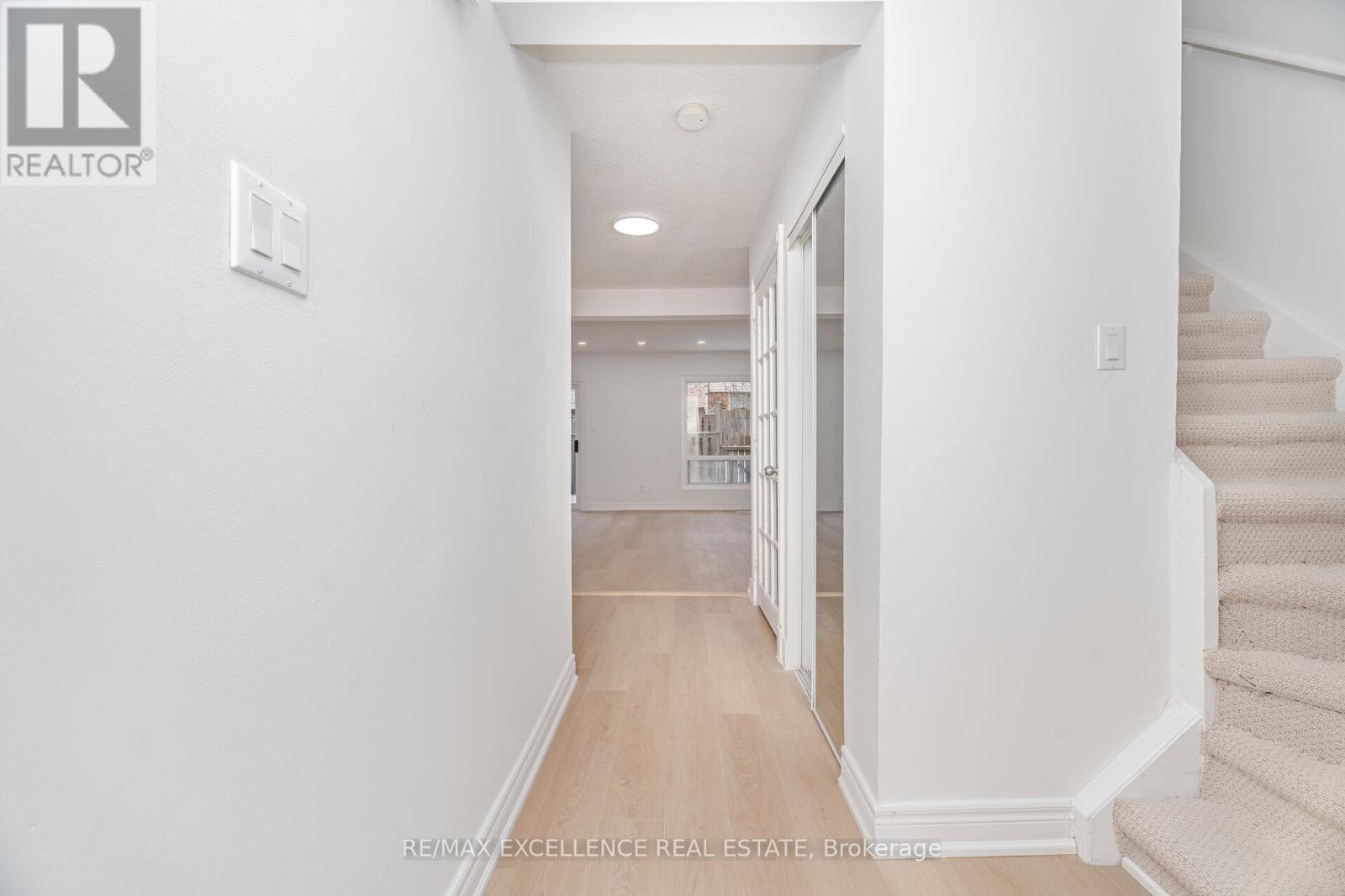 16 Lincoln Court, Brampton, Ontario  L6T 3Z2 - Photo 4 - W12638258