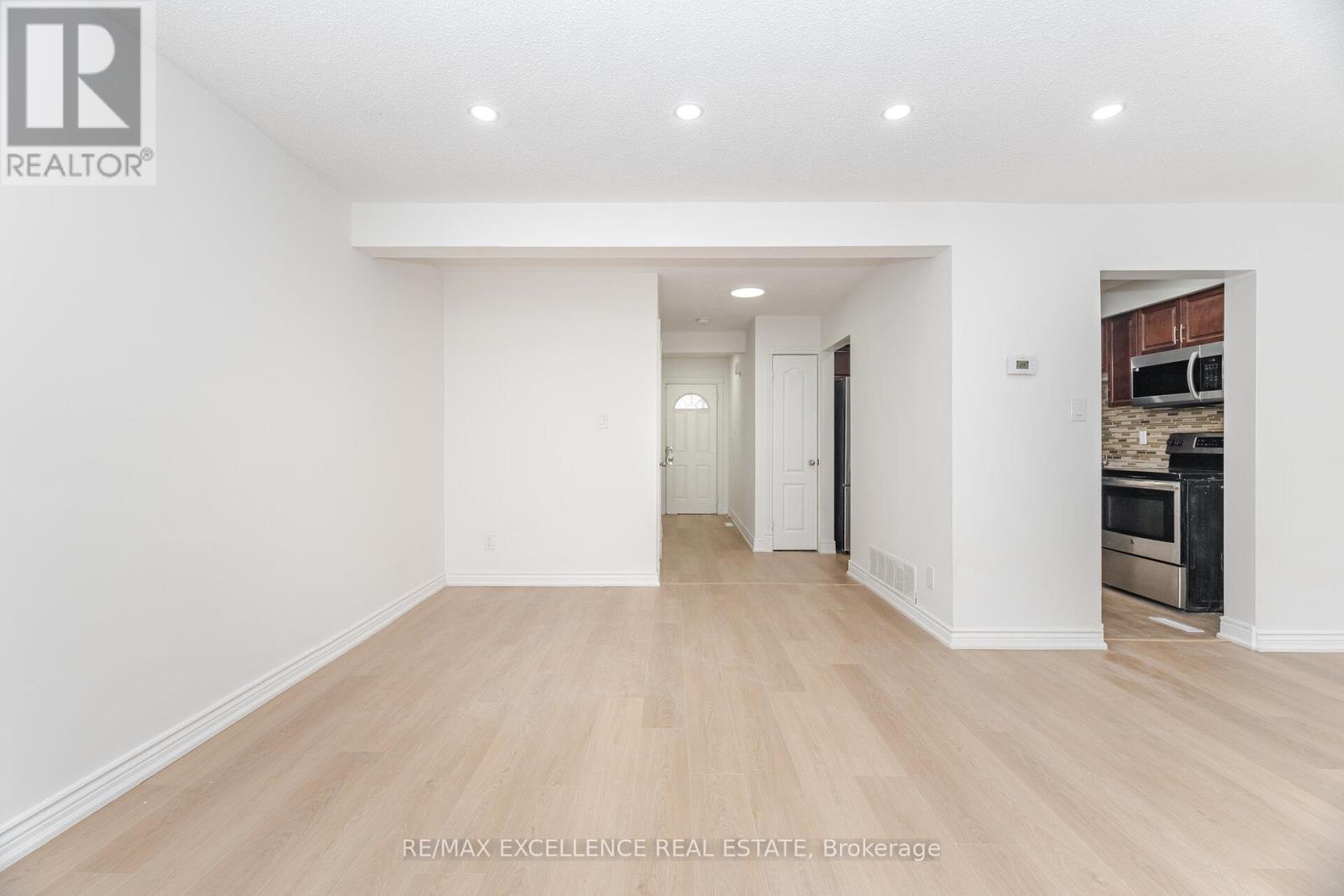 16 Lincoln Court, Brampton, Ontario  L6T 3Z2 - Photo 5 - W12638258