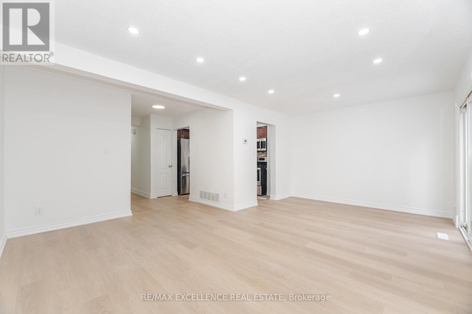 16 Lincoln Court, Brampton, Ontario  L6T 3Z2 - Photo 7 - W12638258