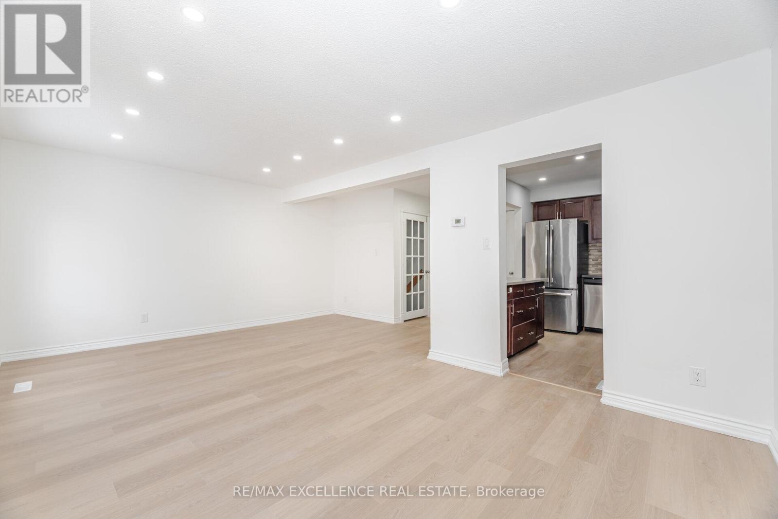 16 Lincoln Court, Brampton, Ontario  L6T 3Z2 - Photo 9 - W12638258