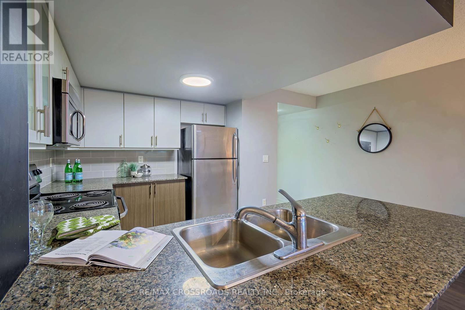 114 - 812 Lansdowne Avenue, Toronto, Ontario  M6H 4K5 - Photo 18 - W12638286