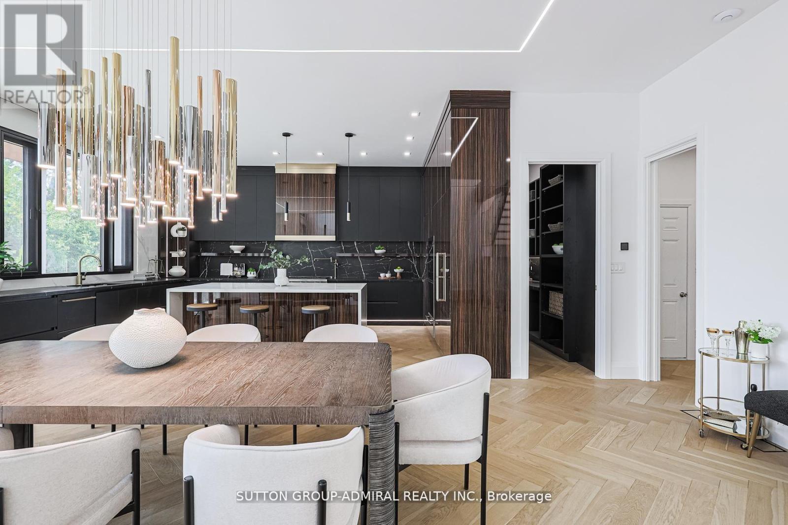 957 Dormer Street, Mississauga, Ontario  L5E 1T7 - Photo 14 - W12638304