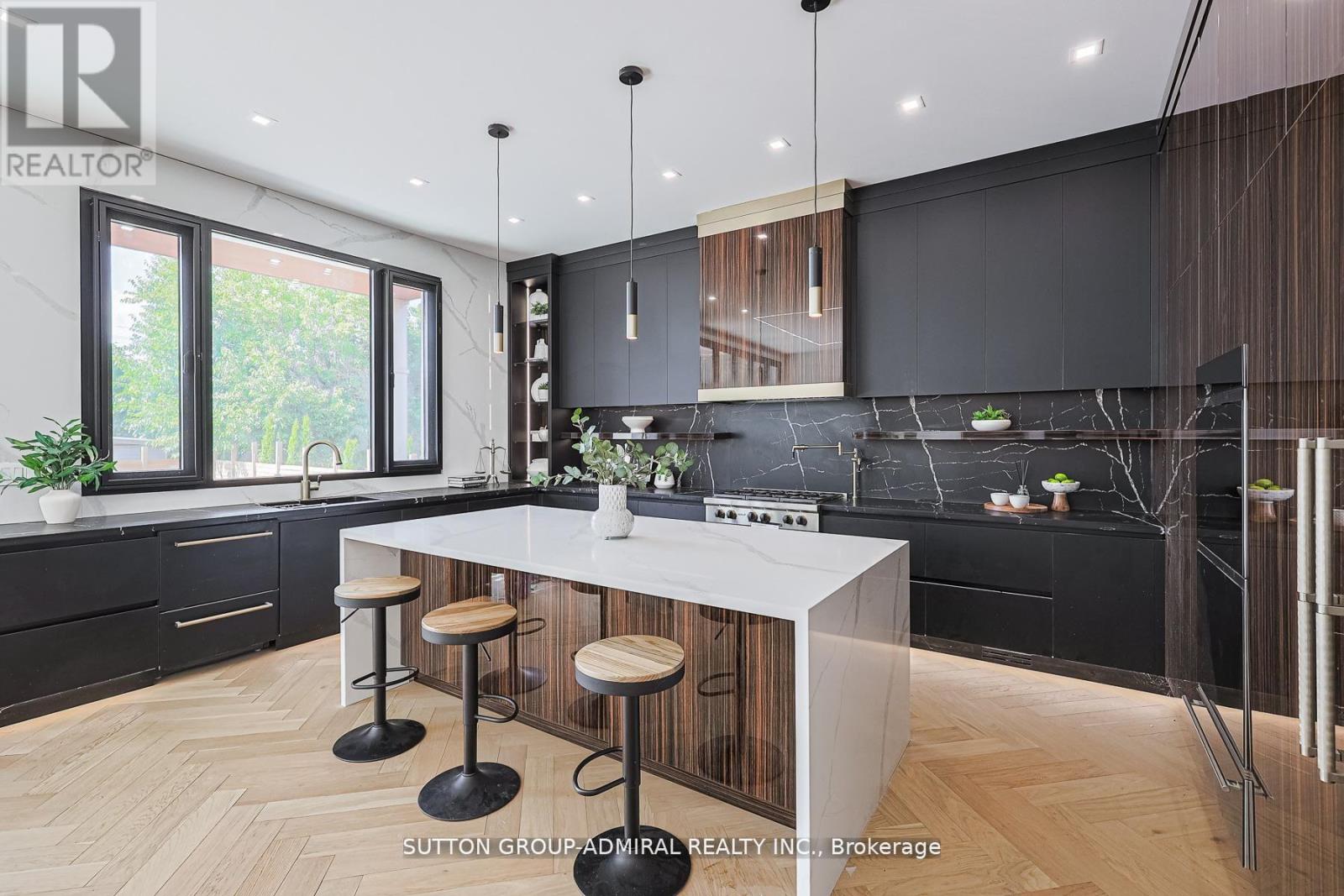 957 Dormer Street, Mississauga, Ontario  L5E 1T7 - Photo 16 - W12638304