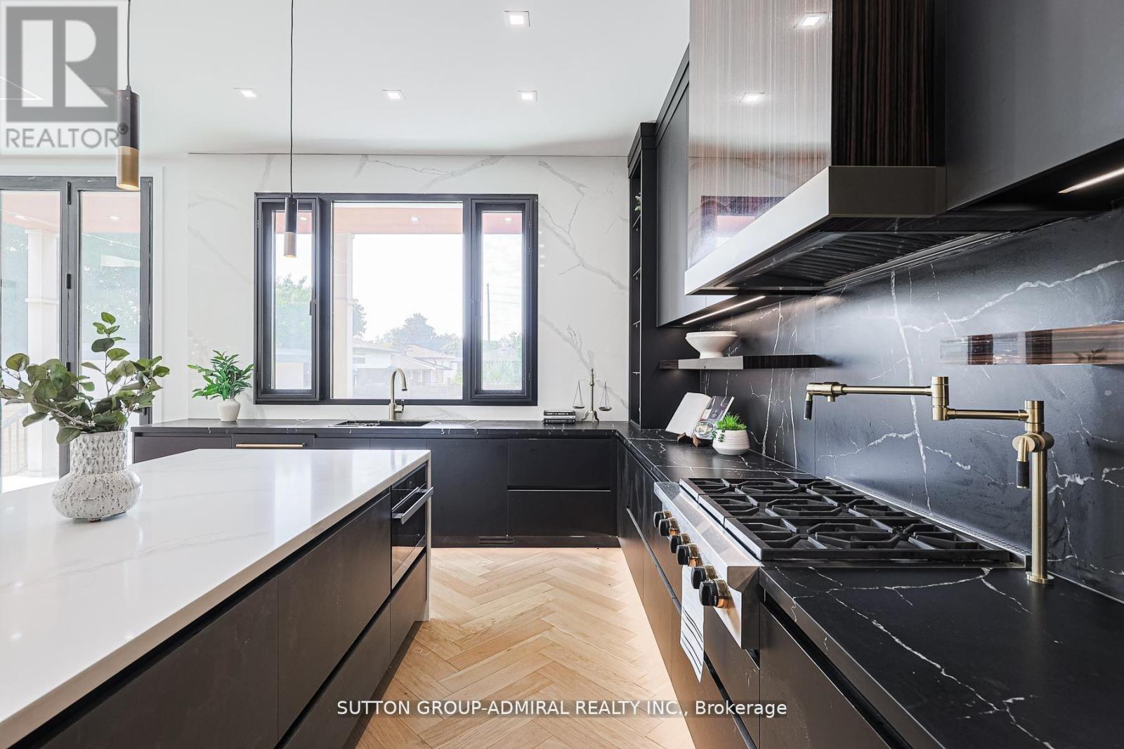 957 Dormer Street, Mississauga, Ontario  L5E 1T7 - Photo 18 - W12638304