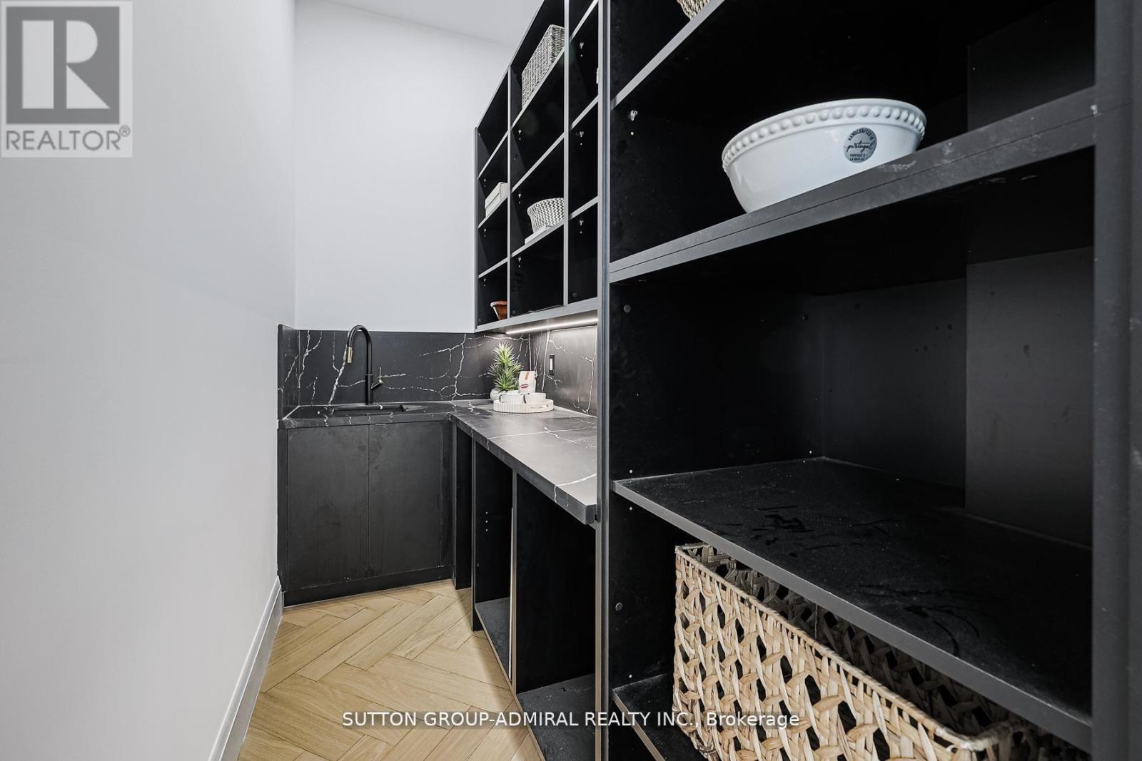 957 Dormer Street, Mississauga, Ontario  L5E 1T7 - Photo 19 - W12638304