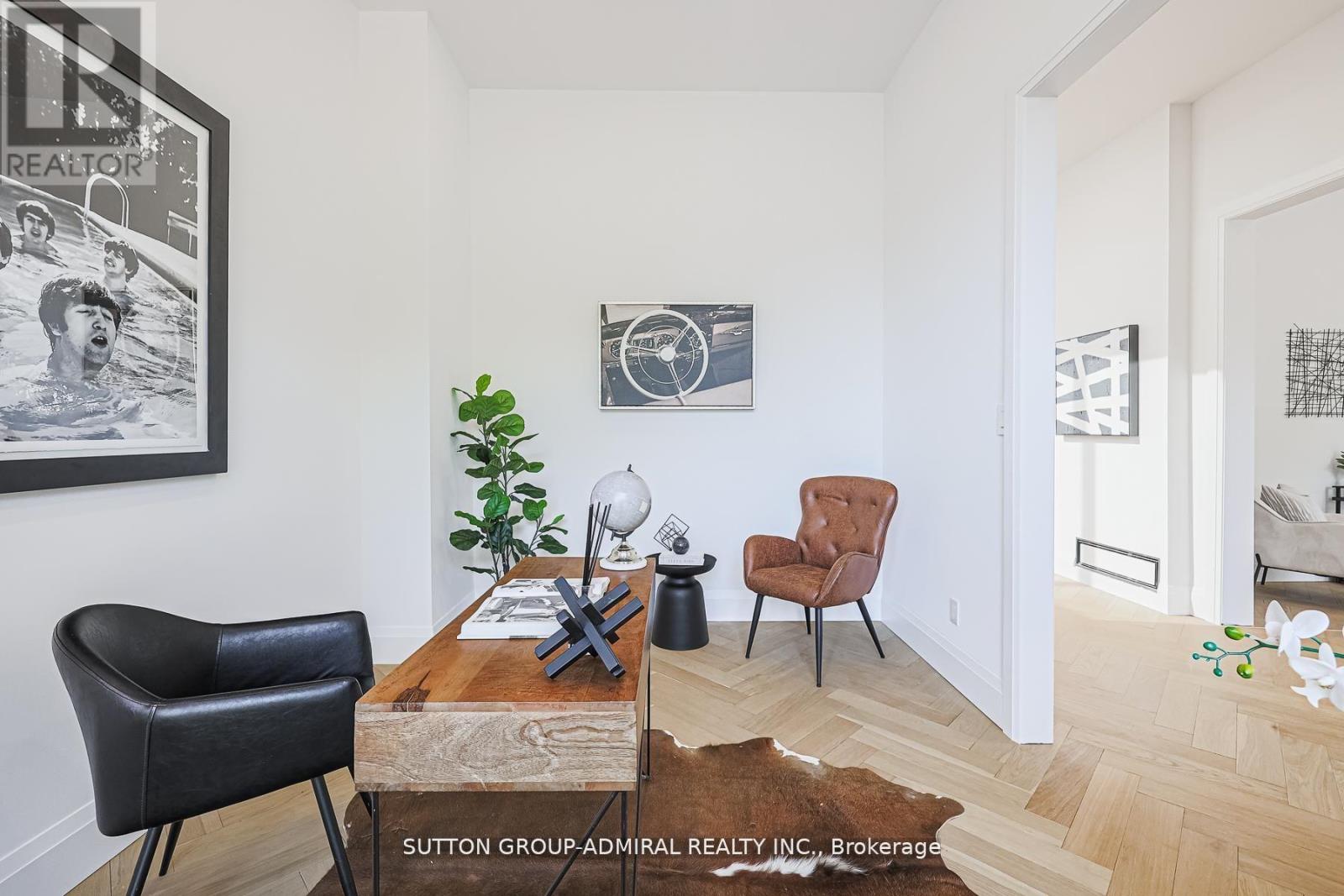 957 Dormer Street, Mississauga, Ontario  L5E 1T7 - Photo 3 - W12638304