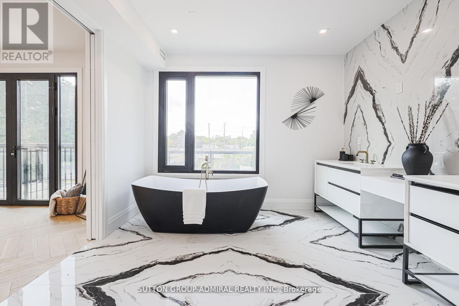 957 Dormer Street, Mississauga, Ontario  L5E 1T7 - Photo 31 - W12638304