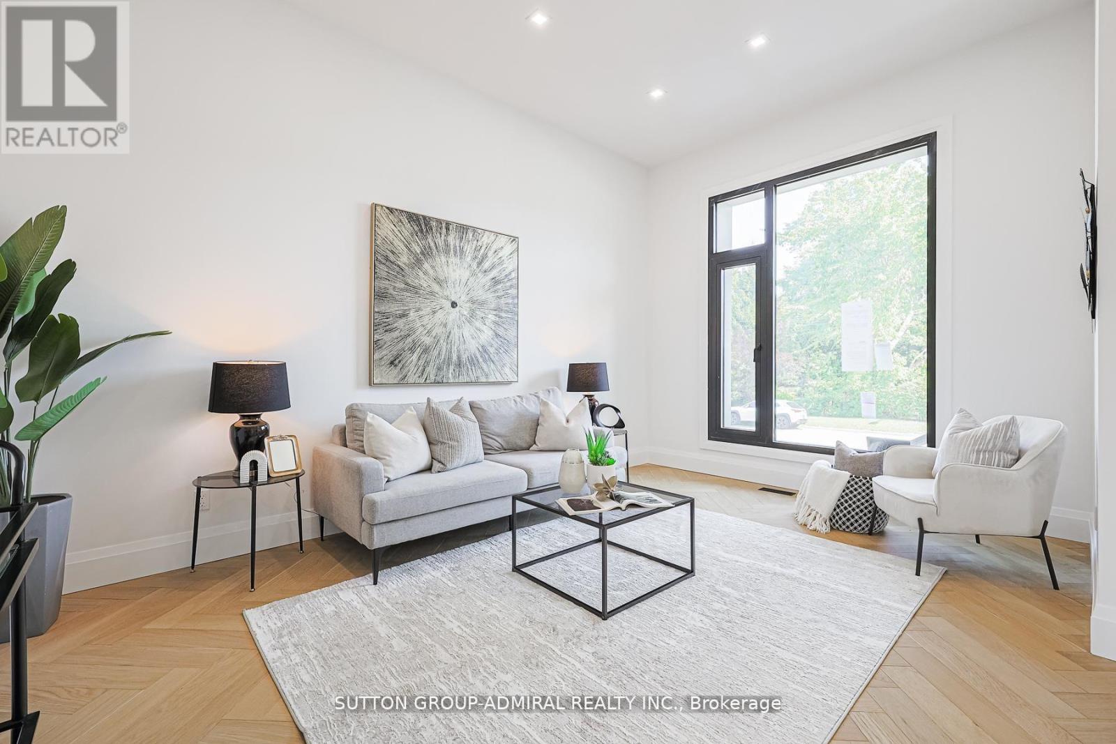 957 Dormer Street, Mississauga, Ontario  L5E 1T7 - Photo 5 - W12638304