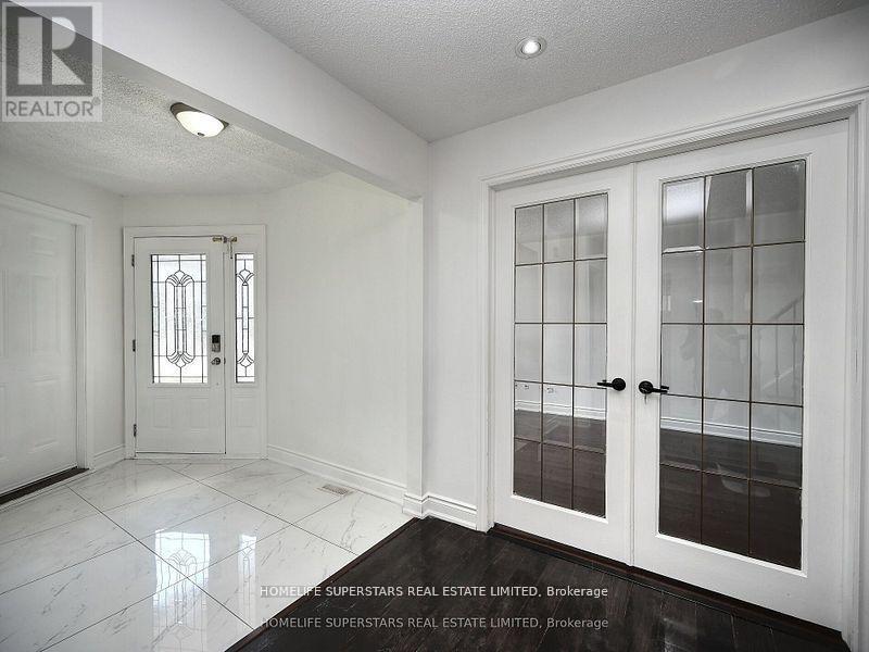 20 Bexley Court, Brampton, Ontario  L6W 4B2 - Photo 5 - W12638362