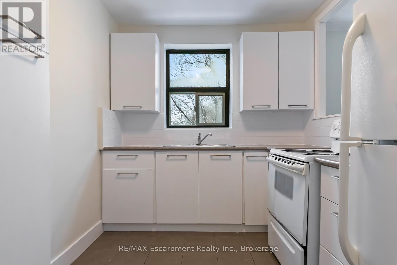 303 - 110 South Forster Park Drive, Oakville, Ontario  L6K 1Z1 - Photo 10 - W12638470