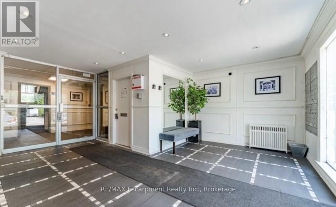 303 - 110 South Forster Park Drive, Oakville, Ontario  L6K 1Z1 - Photo 3 - W12638470