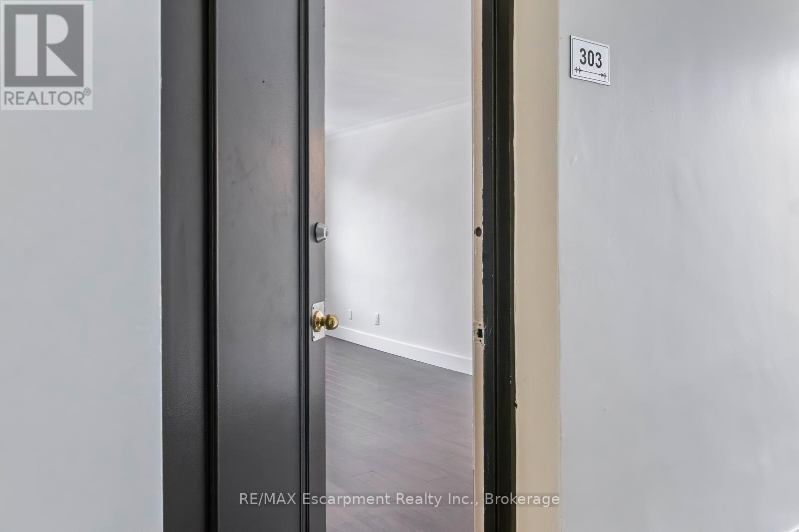 303 - 110 South Forster Park Drive, Oakville, Ontario  L6K 1Z1 - Photo 4 - W12638470