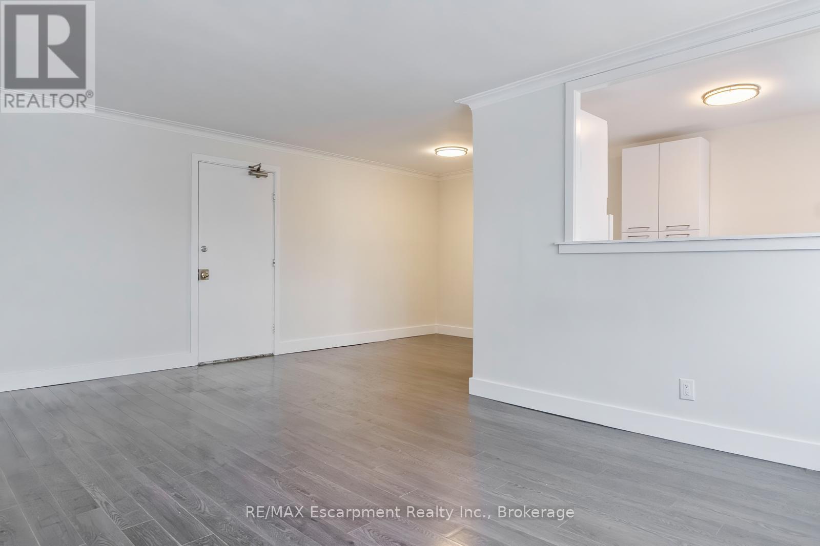 303 - 110 South Forster Park Drive, Oakville, Ontario  L6K 1Z1 - Photo 8 - W12638470