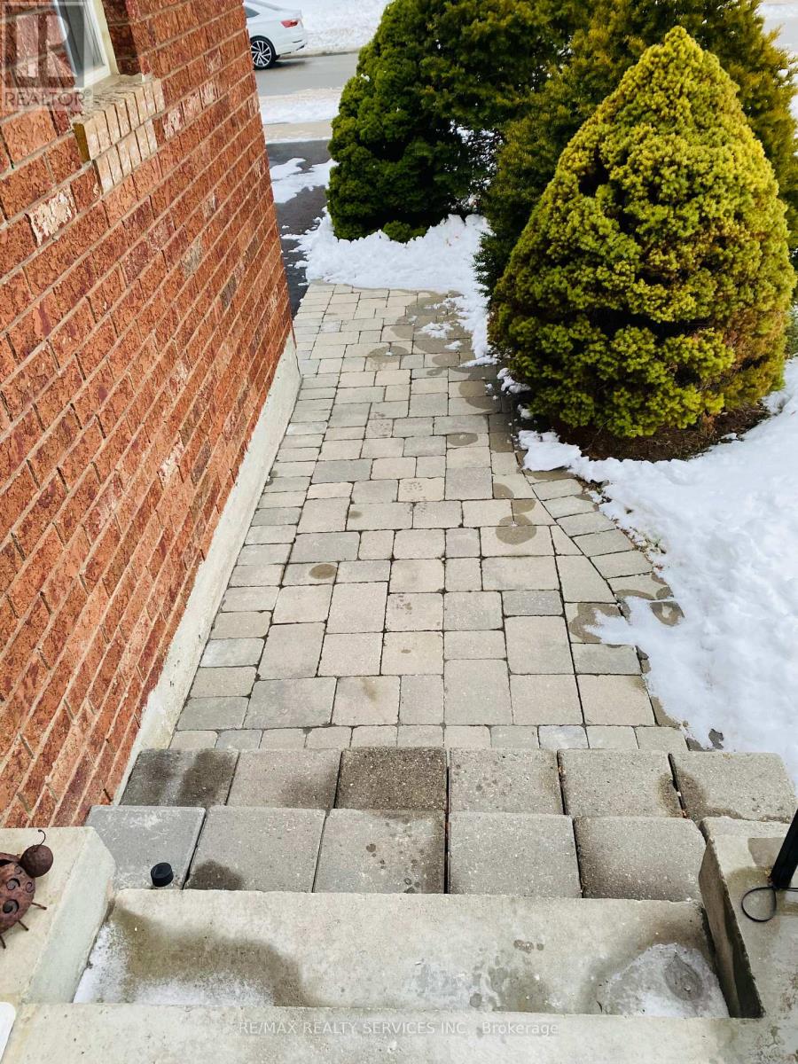 1 Daisy Court, Brampton, Ontario  L7A 1J8 - Photo 8 - W12501894