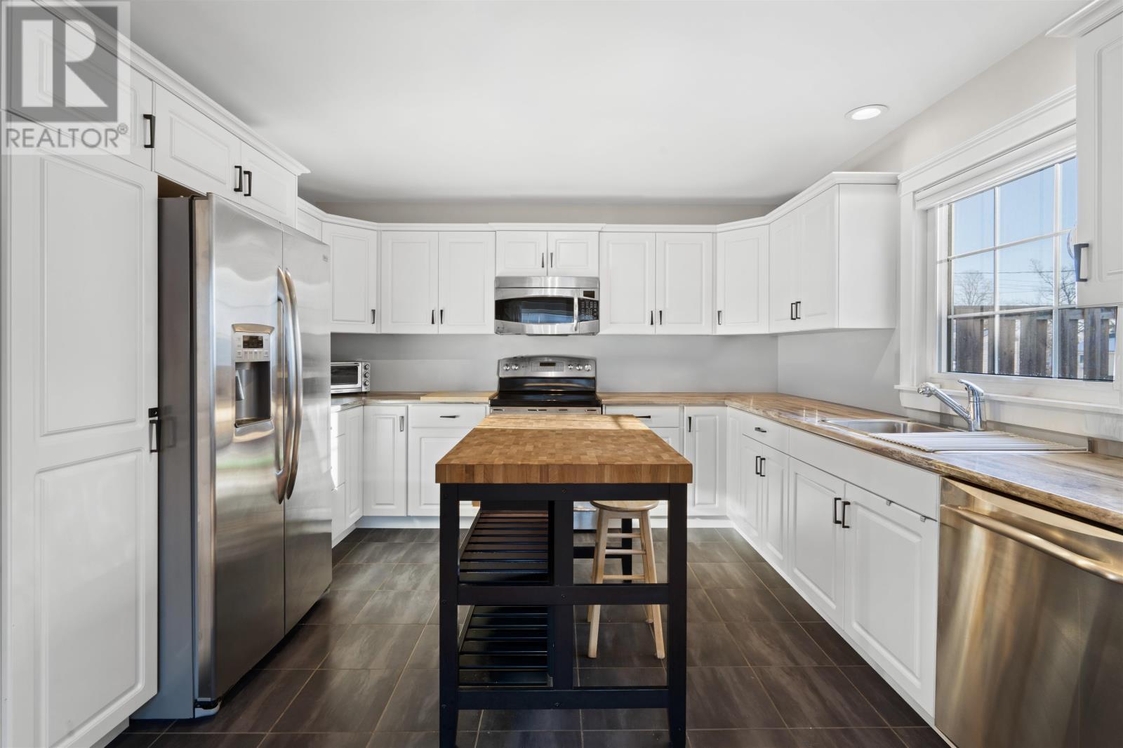 27b Linden Avenue, Charlottetown, Prince Edward Island  C1A 5Z1 - Photo 13 - 202529528