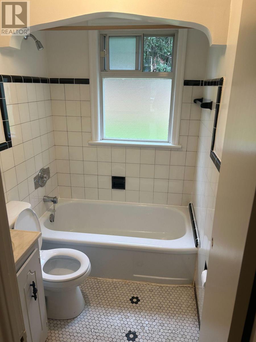 100 Ballacaine Drive, Toronto (Stonegate-Queensway), Ontario  M8Y 4B8 - Photo 10 - W12638414