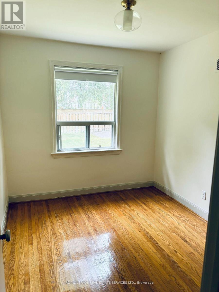 100 Ballacaine Drive, Toronto (Stonegate-Queensway), Ontario  M8Y 4B8 - Photo 11 - W12638414