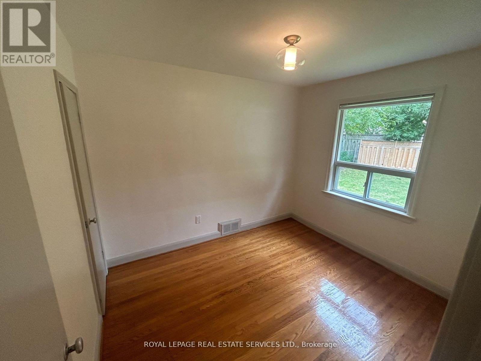 100 Ballacaine Drive, Toronto (Stonegate-Queensway), Ontario  M8Y 4B8 - Photo 12 - W12638414