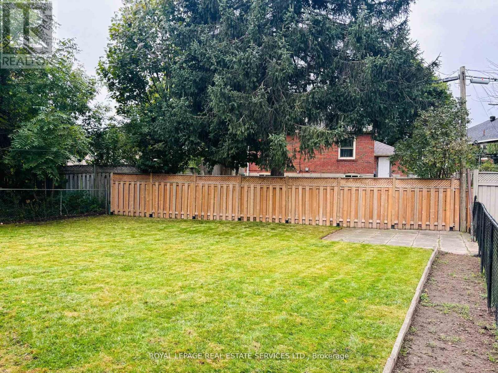 100 Ballacaine Drive, Toronto (Stonegate-Queensway), Ontario  M8Y 4B8 - Photo 13 - W12638414