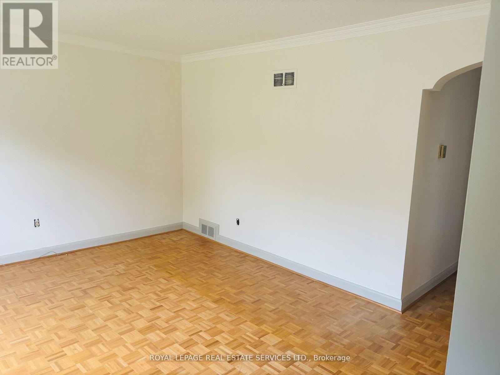 100 Ballacaine Drive, Toronto (Stonegate-Queensway), Ontario  M8Y 4B8 - Photo 3 - W12638414