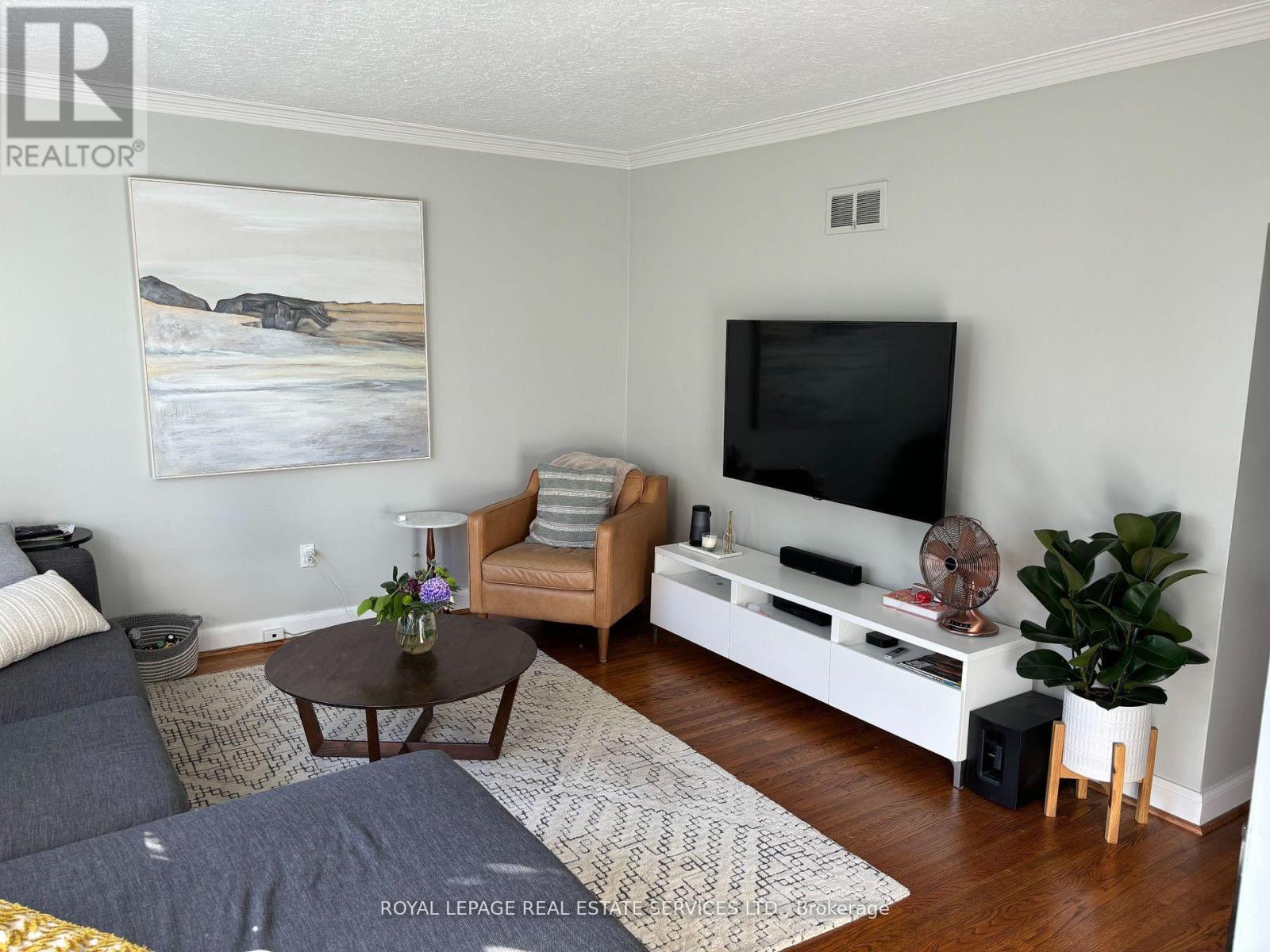 100 Ballacaine Drive, Toronto (Stonegate-Queensway), Ontario  M8Y 4B8 - Photo 4 - W12638414