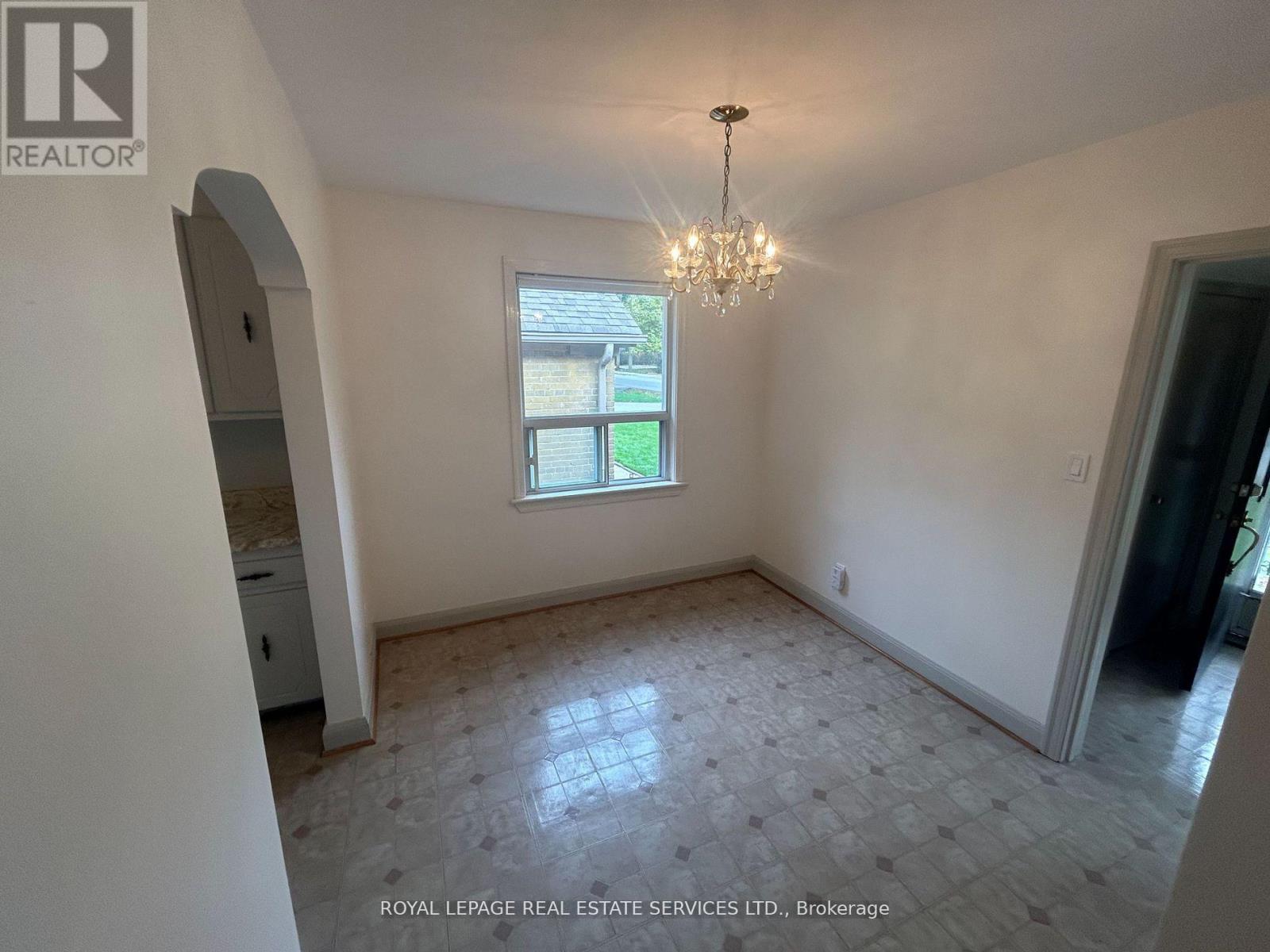 100 Ballacaine Drive, Toronto (Stonegate-Queensway), Ontario  M8Y 4B8 - Photo 5 - W12638414