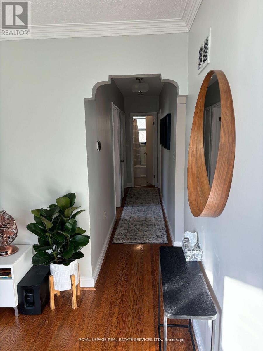 100 Ballacaine Drive, Toronto (Stonegate-Queensway), Ontario  M8Y 4B8 - Photo 9 - W12638414