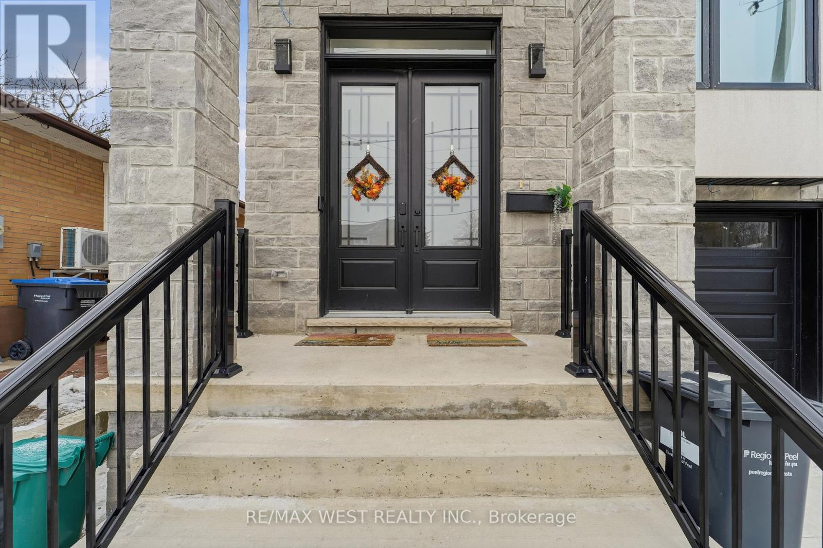 922 Fourth Street, Mississauga (Lakeview), Ontario  L5E 1J6 - Photo 4 - W12638452