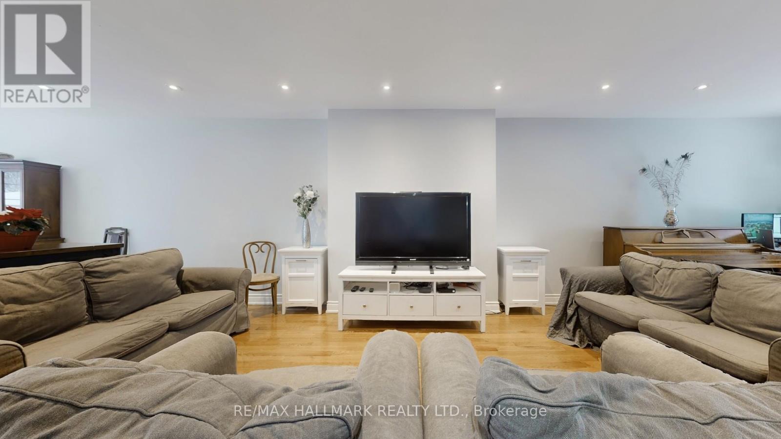 274 Demaine Crescent, Richmond Hill, Ontario  L4C 2W5 - Photo 6 - N12616336