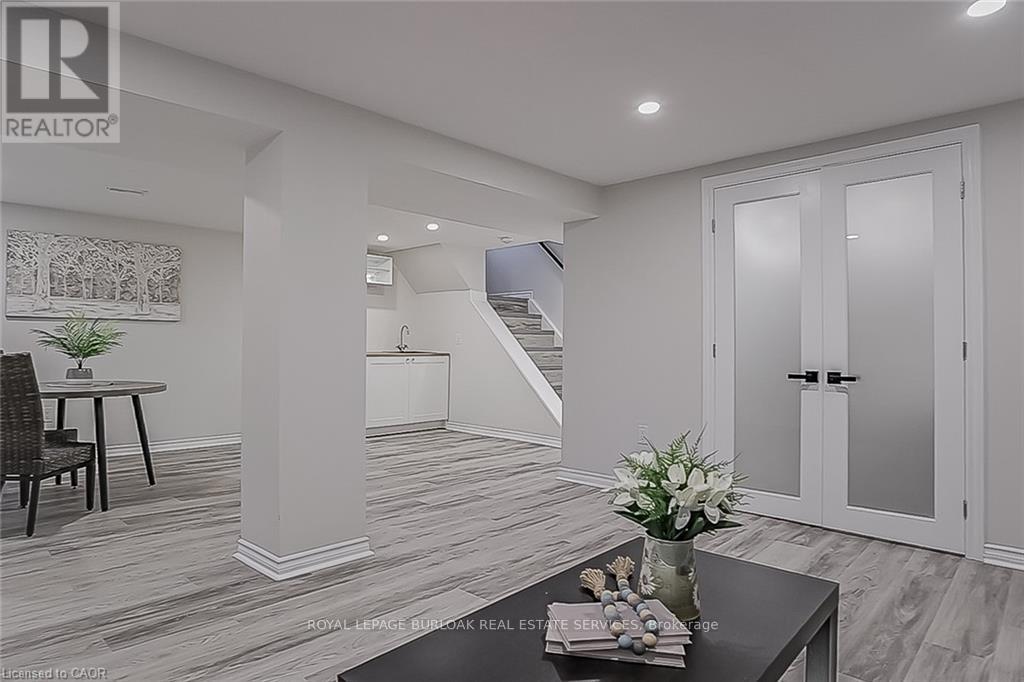 260 Foxbar Road, Burlington, Ontario  L7L 3A3 - Photo 25 - W12635062