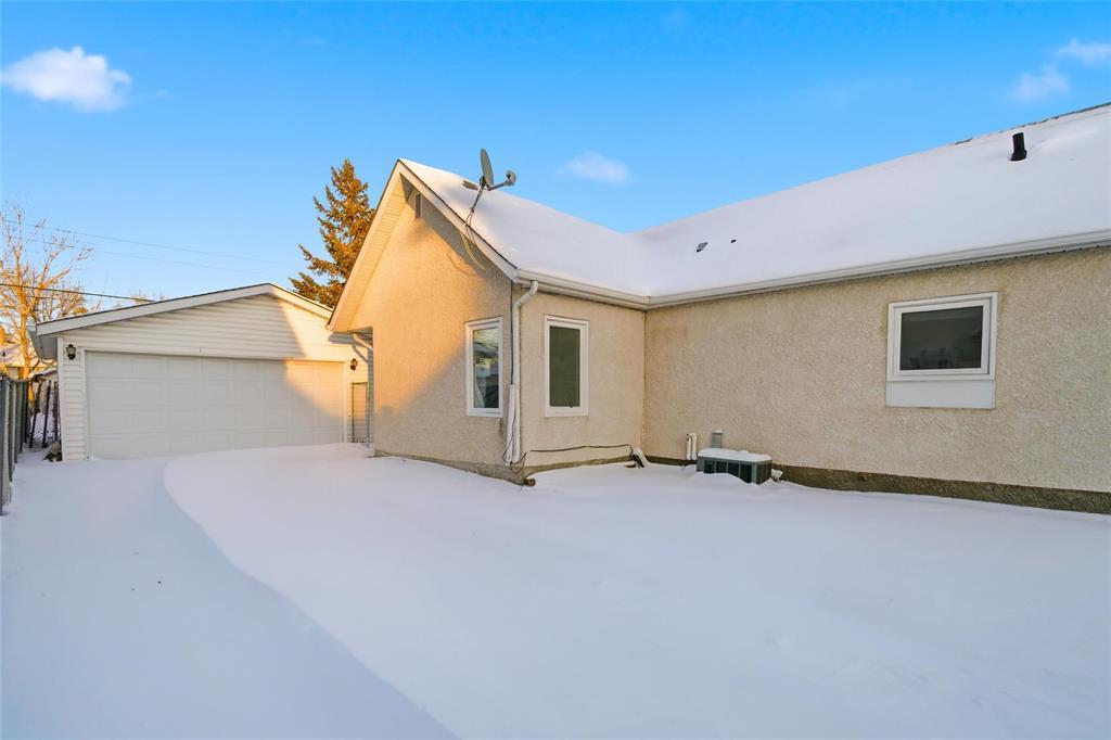 1991 Ross Avenue W, Winnipeg, Manitoba  R2R 0E8 - Photo 1 - 202529943